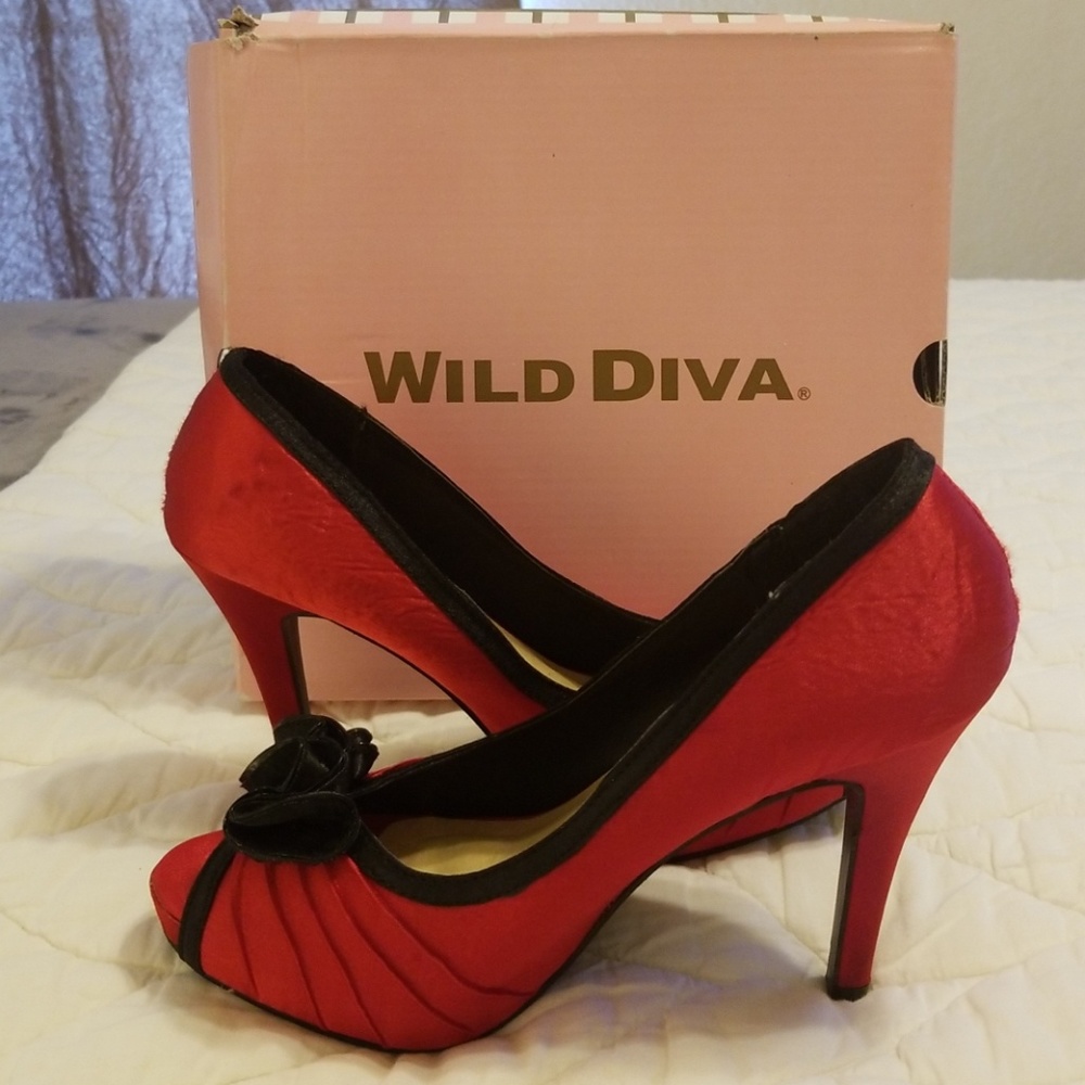 Wild Diva "Erin-159" Red & Black Satin Peeptoe